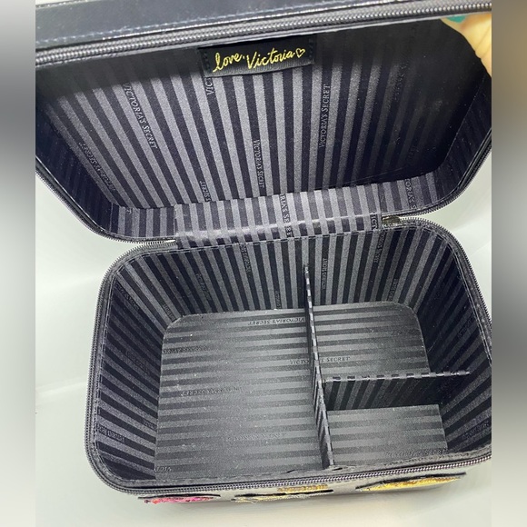 Victoria’s Secret Black Runway Patch City Getaway Glam Bag Makeup Train Case - Picture 7 of 9